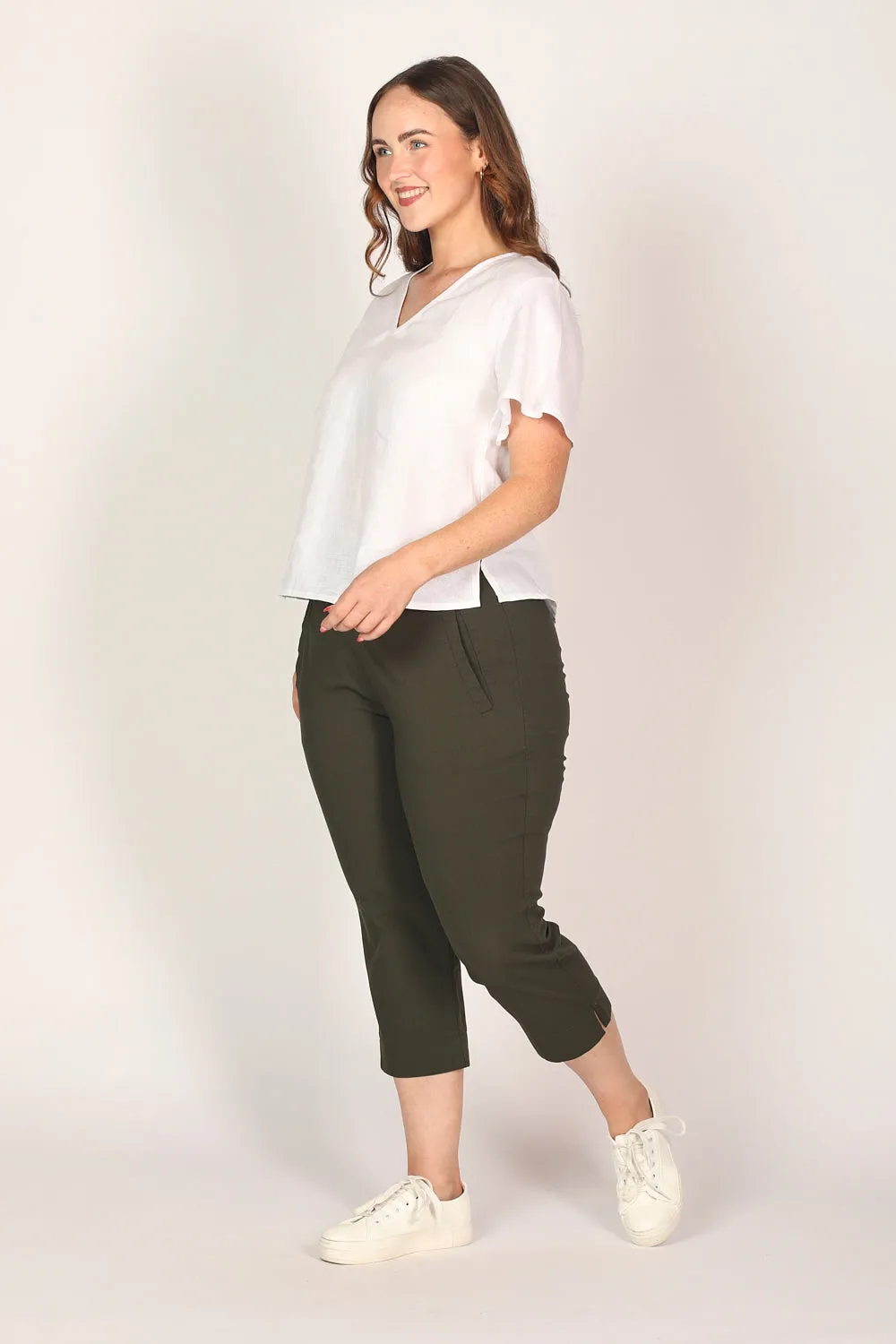 Petite Length Cropped Stretch Capri Pant in Bottle Green